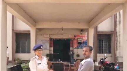 अकोढ़ी गोला: ऑपरेशन मुस्कान के तहत दरिहट पुलिस ने गुम मोबाइल बरामद किया, असली मालिक को सौंपा
