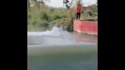 🛑बिजनौर-नहर में डूबकर युवकों की मौत का मामला, मौत के 2 दिन बाद वीडियो हुआ वायरल।
#swimming #viral