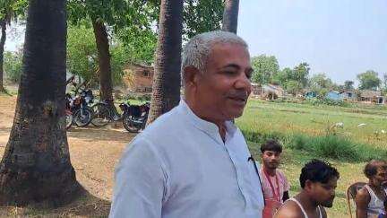 मधवापुर: मुखियापट्टी में पूर्व मुखिया जीबछ पासवान ने ग्रामीणों को बताया जन सुराज पार्टी के पांच सूत्र।