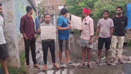 महनार: इशाकपुर में सड़क पर नाले का गंदा पानी बहने से लोग परेशान, लोगों ने नगर परिषद के खिलाफ किया प्रदर्शन #jansamasya