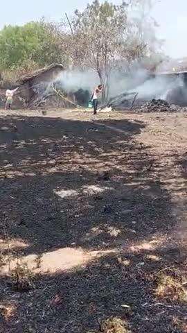 अशोक नगर जिला के ग्राम दमोह छपराई में आग लग जाने से ग्रामीणों में अफरा तफरी का माहौल बना हुआ है