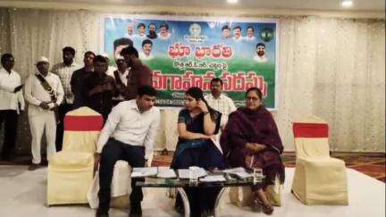 హుజూరాబాద్: సిటీ సెంట్రల్ ఫంక్షన్ హాల్ లో భూభారతి చట్టంపై రైతులకు అవగాహన సదస్సు కార్యక్రమంలో పాల్గొన్న జిల్లా కలెక్టర్ పమేలా సత్పతి