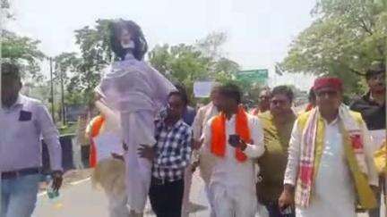 भिनगा: विहिप और हिंदू संगठनों ने ममता सरकार के खिलाफ भिनगामे प्रदर्शन किया, कलेक्ट्रेट में ज्ञापन सौंपा और पुतला फूंका