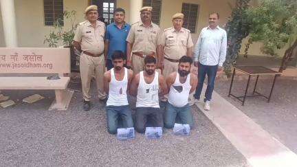 #Balotra: ऑपरेशन वज्र प्रहार के तहत 11 अवैध देशी पिस्टल, 17 मैगजीन व 15 जिन्दा कारतुस बरामद।

गणपत, जितेन्द्र, चुतरा, स