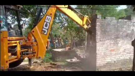 मनकापुर: ग्राम पंचायत बरसैनिया लखपतराय में प्रधान की शिकायत पर प्रशासन ने खलिहान की भूमि को बुलडोजर चलाकर कराया खाली