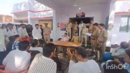 सादाबाद: थाना सादाबाद पर अधिकारियों ने 55 वाहनों की नीलामी कराकर ₹5,02,000 का राजस्व प्राप्त किया