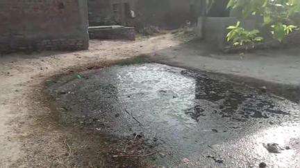 जलेसर: अवागढ़ क्षेत्र के नगला लोधा गांव में लगा गंदगी का अंबार गांव वालों ने उठाई साफ सफाई की मांग, प्रधान पर आरोप #Jansamasya