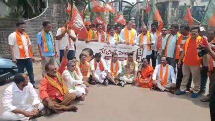 టెక్కలి: నేషనల్ హెరాల్డ్ కుంభకోణం దోషులను శిక్షించాలన్నభారతీయ జనతా యువ మోర్చా శ్రీకాకుళం జిల్లా అధ్యక్షులు బూరె నరేంద్ర చక్రవర్తి