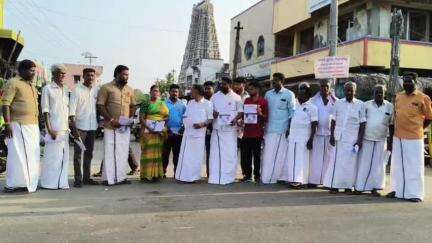 திருவாடனை: பெரிய கோவில் அருகே திமுக சார்பில் அதிமுக பிஜேபி கூட்டணி துரோக பட்டியல் துண்டு பிரசுரம்