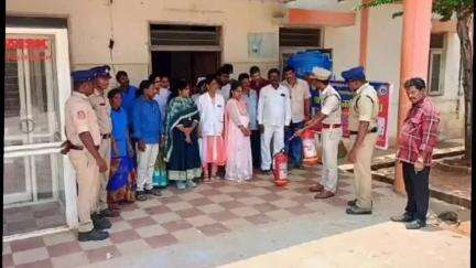 టెక్కలి: కోటబొమ్మాలి ప్రభుత్వ ఆసుపత్రిలో శనివారం అగ్నిమాపకశాఖ అధికారులు అవగాహన