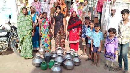 सोयगाव: पळसखेडा येथे १५ दिवसांपासून पाणीपुरवठा बंद असल्याने नागरिकांचा पाण्यासाठी ग्रामपंचायतवर हंडा मोर्चा