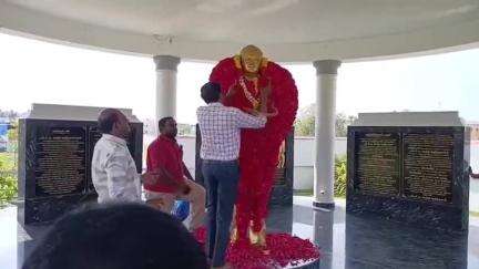 திருச்செந்தூர்: வீரபாண்டிய பட்டினத்தில் சிவந்தி ஆதித்தனாரின் சிலைக்கு பல்வேறு கட்சியினர் மரியாதை செலுத்தினர்