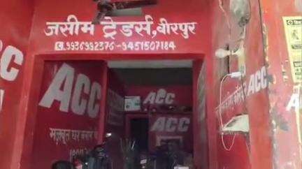 इकौना: वीरपुर चौराहे पर दुकान के बाहर खड़ी कार चोरों ने की चोरी, वारदात सीसीटीवी में कैद