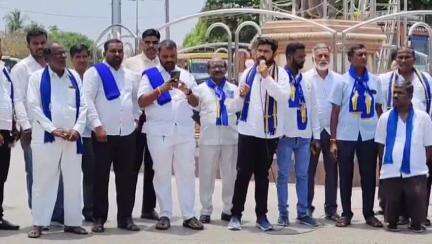 ಗೋಕಾಕ: ಯಾದವಾಡ ಗ್ರಾಮದಲ್ಲಿ ದಲಿತ ಯುವಕನ ಮೇಲೆ ಹಲ್ಲೆ ಮಾಡಿದ ಆರೋಪಿ ಬಂಧಿಸುವಂತೆ ಆಗ್ರಹಿಸಿ ಗೋಕಾಕ ಪಟ್ಟಣದಲ್ಲಿ ದಲಿತ ಸಂಘಟನೆ ಪ್ರತಿಭಟನೆ