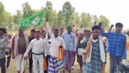 गोमिया: टीकाहारा गांव में मंत्री ने नवनिर्मित पंचायत भवन का उद्घाटन किया और चहारदीवारी निर्माण कार्य का शिलान्यास किया