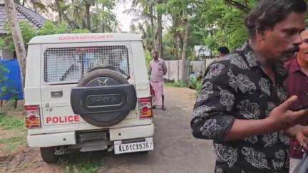 കൊടുങ്ങല്ലൂർ: കയ്പമംഗലം കൂരിക്കുഴി കമ്പനിക്കടവ് ബീച്ചിൽ രണ്ടര വയസ്സുകാരൻ കടലിൽ വീണു മരിച്ചു