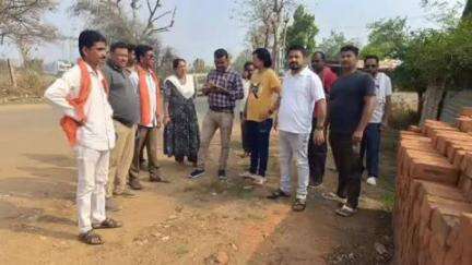 पखांजूर: नगरपंचायत अध्यक्ष ने पुराना बाजार मछली मार्केट के रोड किनारे अतिक्रमण को बुधवार तक हटाकर व्यवस्थित करने के दिए निर्देश