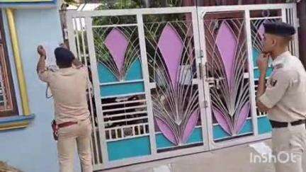 थावे: जगदीशपुर गांव में जुड़वा बहनों की हत्या मामले में चार आरोपियों के घर कोर्ट का नोटिस चिपकाया गया