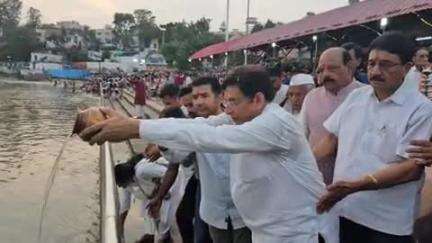 ऋषिकेश: गंगा सम्मान यात्रा के समापन पर हरीश रावत ऋषिकेश के भरत मंदिर और त्रिवेणी घाट पर गंगा आरती कर यात्रा का किया समापन