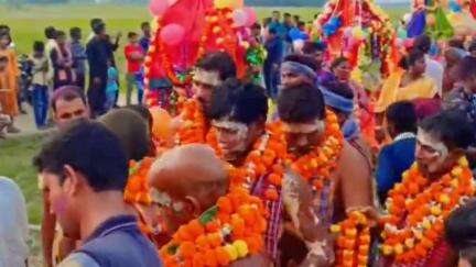 দাঁতন ১: দাতনের অস্তি গ্রামে গাজন মেলা উপলক্ষে শোভাযাত্রা আয়োজিত হলো