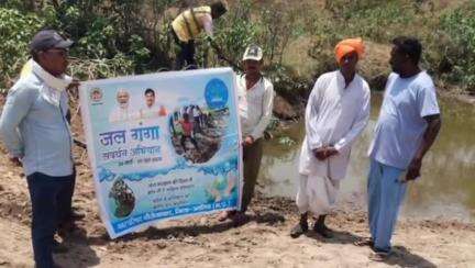 नौरोजाबाद: जल गंगा संवर्धन अभियान के तहत नगर परिषद ने नाले की सफाई कराई