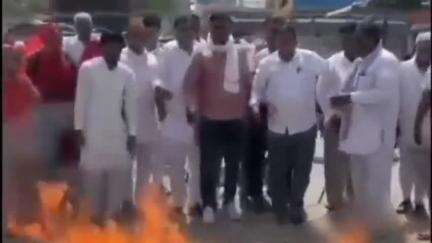 नोखा: तहसील चौराहे पर कांग्रेस पार्टी ने प्रधानमंत्री का पुतला जलाकर किया विरोध प्रदर्शन