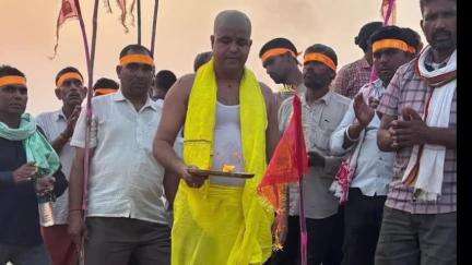 सहदेई बुजुर्ग: नयागांव गनियारी में नौ दिवसीय श्री श्री 1008 श्री विष्णु महायज्ञ का भूमि पूजन और ध्वजारोहण संपन्न हुआ
