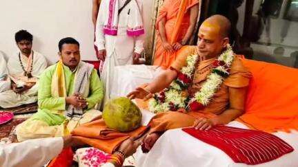 मोहखेड़: पूर्व सांसद नकुल नाथ के निवास शिकारपुर में जगतगुरु शंकराचार्य जी का हुआ आगमन, पूर्व सांसद ने किया भव्य स्वागत