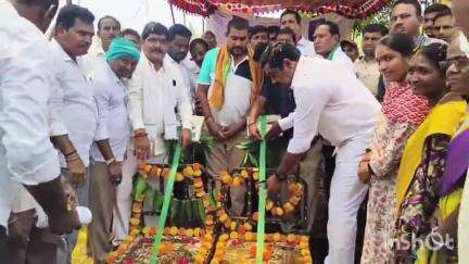 పర్వతగిరి: పర్వతగిరి మండల కేంద్రం లోని వ్యవసాయ మార్కెట్ నందు ధాన్యం కొనుగోలు కేంద్రాన్ని ప్రారంభించిన ఎమ్మెల్యే నాగరాజు