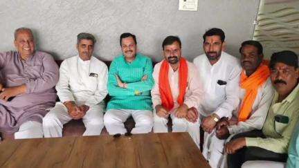 घट्टिया: विधायक सतीश मालवीय ने विधानसभा क्षेत्र के कार्यकर्ताओं से मुलाकात कर उनकी समस्याएं सुनीं