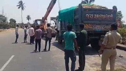 કામરેજ: આંબોલી ગામે ડમ્પ્પર હાઈવે પર બંધ થતા ટ્રાફિક જામ થયો.