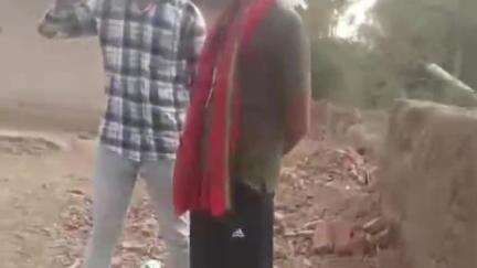 नईगढ़ी: नईगढ़ी थाना क्षेत्र के बधवा भाईबाट गांव में ग्रामीणों ने अवैध शराब की पैकारी के लिए ढोई जा रही शराब पकड़ी, वीडियो वायरल