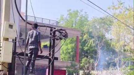 शिवगंज: शिवगंज शहर के सुभाष नगर में ओवरलोड के कारण ट्रांसफार्मर में लगी आग, विद्युत सप्लाई हुई बाधित