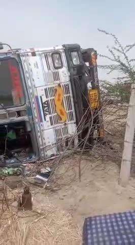श्रीकरणपुर क्षेत्र में पलटा सरसों से भरा ट्रक, सड़क पर बिखरी बोरियां