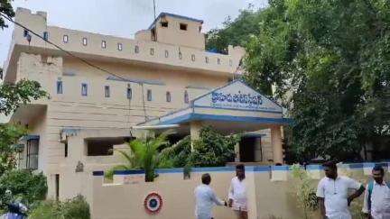 ఉయ్యందన గ్రామంలో తనపై తప్పుడు ప్రచారం చేస్తున్నాడనే కోపంతో వ్యక్తిపై పెట్రోల్ పోసి నిప్పంటించిన మహిళ