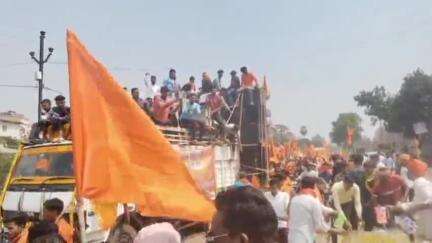 चितरपुर: हिंदू नववर्ष के आगमन पर चितरपुर और गोला में मंगला जुलूस में शामिल श्रद्धालुओं को शरबत पिलाया गया