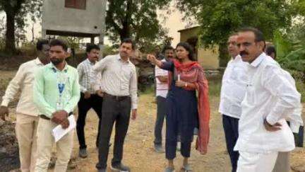 मुदखेड: मुखेड तालुक्यातील बारड इथे जिल्हा परिषदेच्या मुख्य कार्यकारी अधिकारी मेघना कावली यांनी  ग्रामस्थांशी साधला संवाद