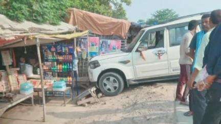 मीनापुर: रामपुर हरि चौक पर तेज रफ्तार स्कार्पियो ने बाइक सवार को टक्कर मारी, बाइक सवार गंभीर रूप से घायल