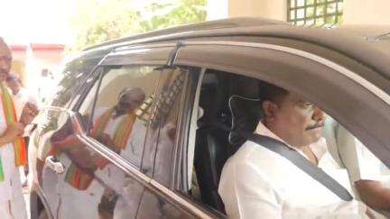பழனி: ஆளுநரை தபால்காரர் என கூறுவது தமிழக முதலமைச்சருக்கு அழகல்ல" என அடிவாரத்தில் நயினார் நாகேந்திரன் பேட்டி