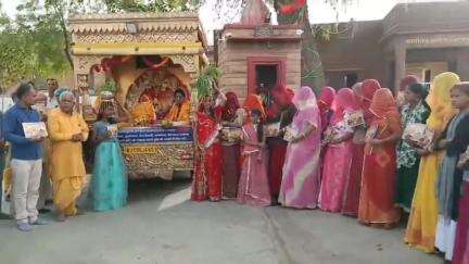 बालेसर: ज्योति कलश रथ यात्रा सोइंतरा पहुंचने पर ग्रामीणों ने पूजा-अर्चना के साथ किया स्वागत