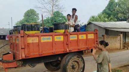 ग्राम बरकई में लाइट गोल के चलते हुई पानी का समस्या, सौर ऊर्जा बोरो से लाये पानी