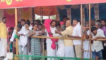 ஆலங்குடி: அரசடிப்பட்டியில் நடந்த ஜல்லிக்கட்டு போட்டியை அமைச்சர் மெய்யநாதன் துவக்கி வைத்தார்