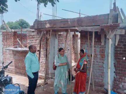 मारगोमुंडा: मार्गोमुंडा पंचायत में संचालित योजनाओं का BDO शशि संदीप सोरेन ने शनिवार को निरीक्षण कर दिए कई दिशा निर्देश।
