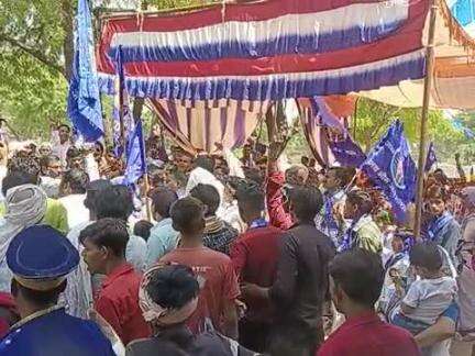 शोभा यात्रा का फीता काट कर जय भीम के नारों से गुजा लखना