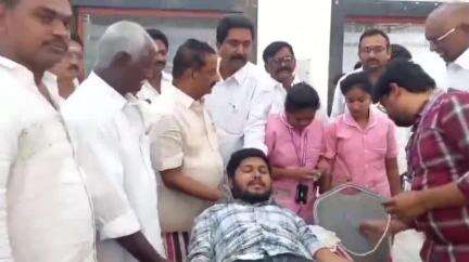 మండపేటలో మెగా రక్తదాన శిబిరాన్ని ప్రారంభించిన ఎమ్మెల్యే వేగుళ్ళ జోగేశ్వరరావు