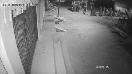 જસદણ: નગરની માંડવરાય હોસ્પિટલ સામે મુકવામાં આવેલા બાંકડા રાતોરાત ગાયબ થયા, ચોરી કરતા ઈસમો CCTVમાં કેદ
