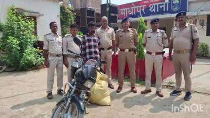 बरौली: सरेया नरेंद्र गांव के पास पुलिस ने बाइक सवार युवक को 50 लीटर शराब के साथ गिरफ्तार किया, थाना प्रभारी ने दी जानकारी