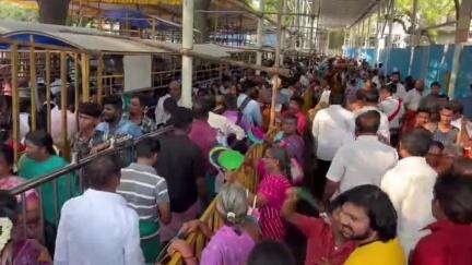 திருச்செந்தூர்: சுப்பிரமணிய சுவாமி கோவிலில் கோடை விடுமுறையை முன்னிட்டு குவிந்த பக்தர்கள் 4 மணி நேரத்துக்கும் மேலாக காத்திருந்து சாமி தரிசனம்