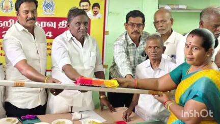 ஆண்டிப்பட்டி: ஆண்டிபட்டியில் ரூ.8 லட்சம் மதிப்பில் 700 நெசவாளர்களுக்கு MLA மகாராஜன் தறி உபகரணங்கள் வழங்கினார்