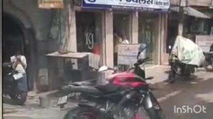 डिबाई: डिबाई थाना क्षेत्र के बजाज शोरूम पर सर्विस के लिए आई पल्सर बाइक में अचानक लगी आग